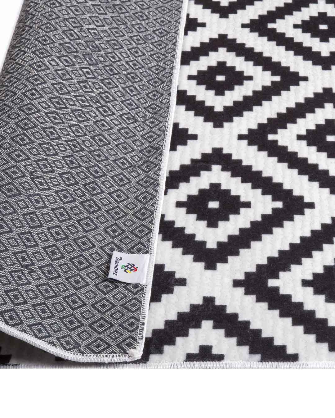 Weicher und glänzender geometrischer Teppich Dina in Schwarz und Weiß