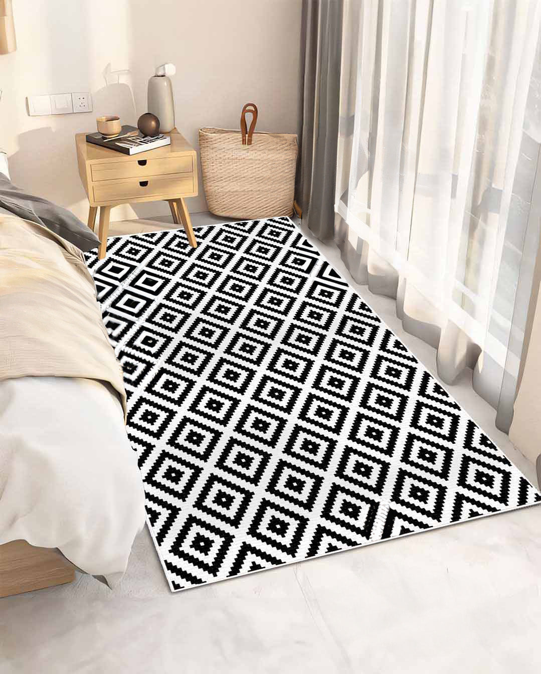 Weicher und glänzender geometrischer Teppich Dina in Schwarz und Weiß