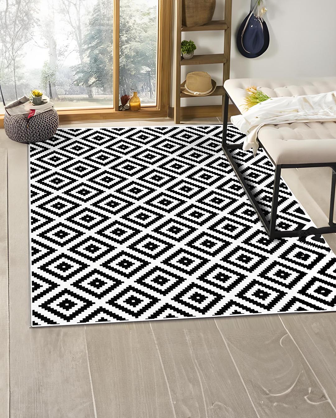 Weicher und glänzender geometrischer Teppich Dina in Schwarz und Weiß