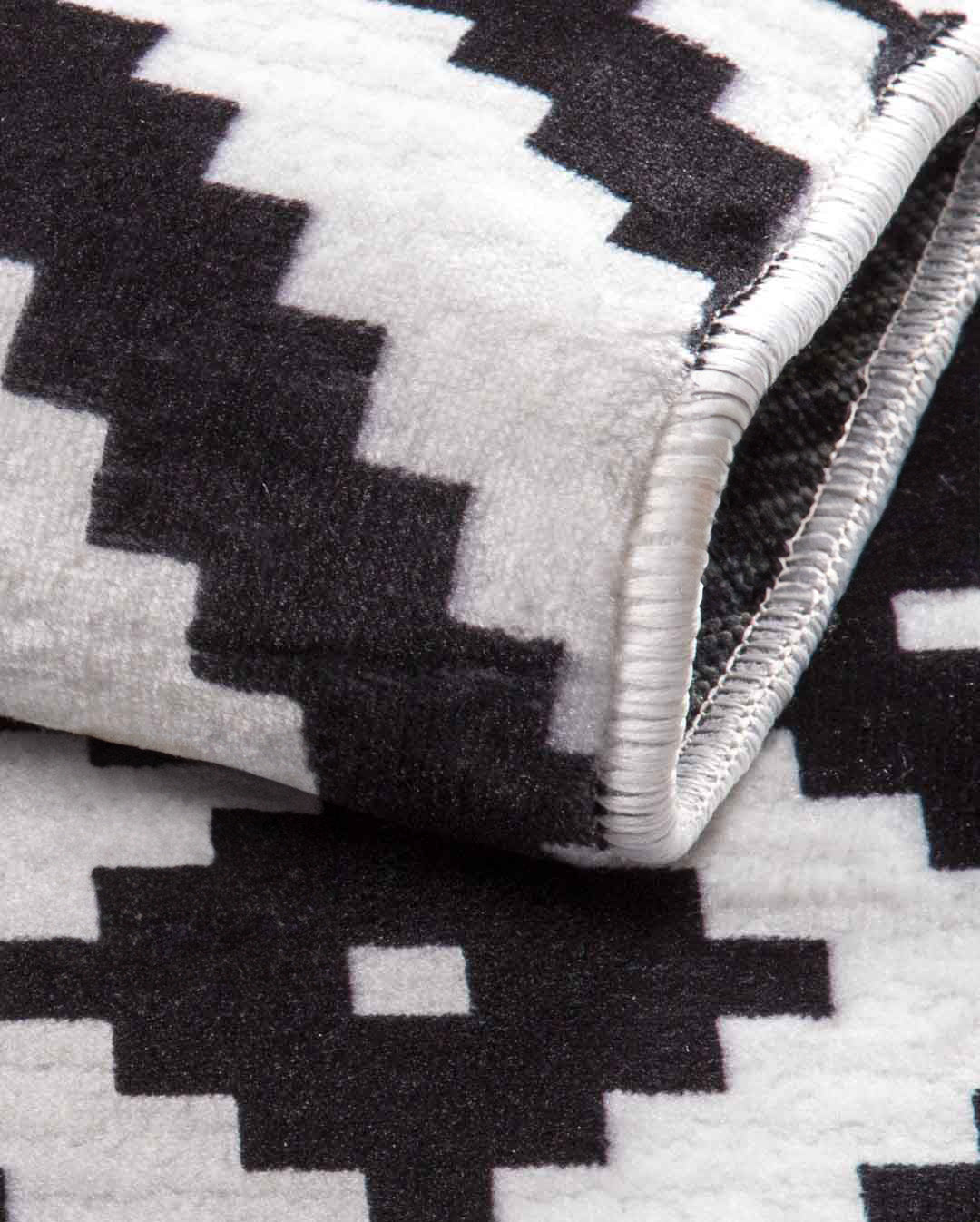 Weicher und glänzender geometrischer Teppich Dina in Schwarz und Weiß