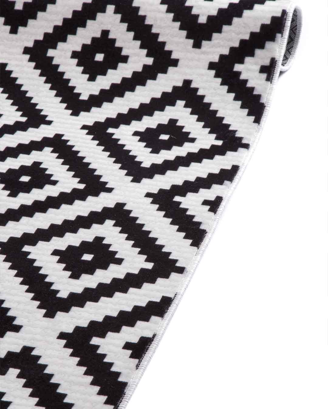Weicher und glänzender geometrischer Teppich Dina in Schwarz und Weiß