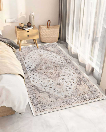 Weicher und glänzender Teppich Logy Vintage in Beige und Braun 