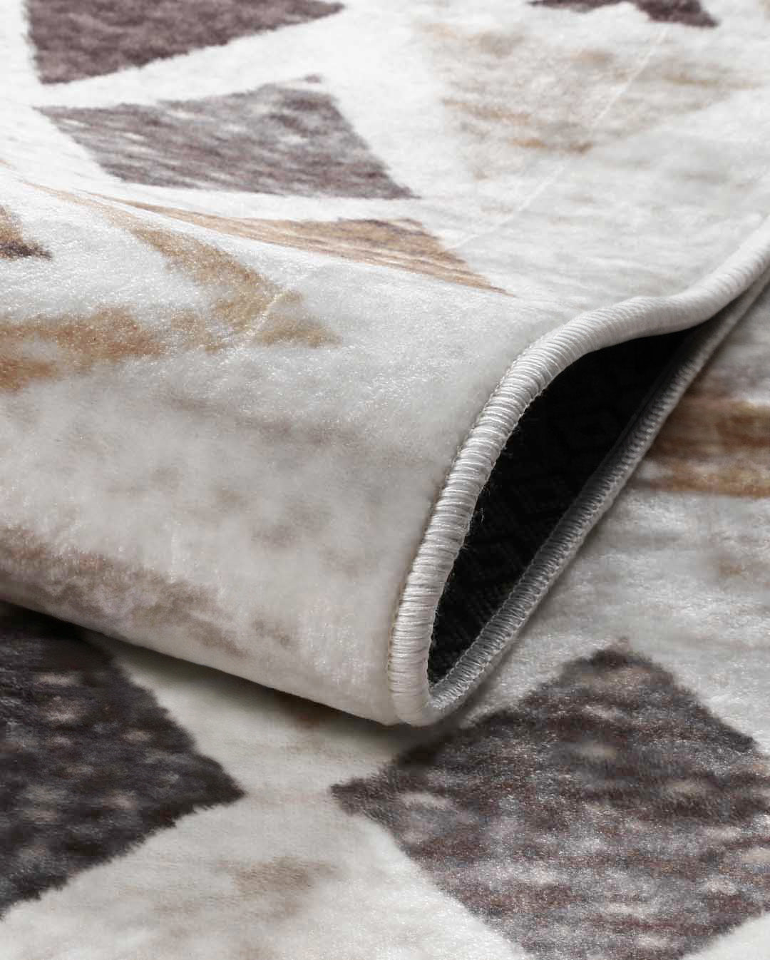Moderner, weicher und glänzender Kelim-Teppich in Ruby-Beige 